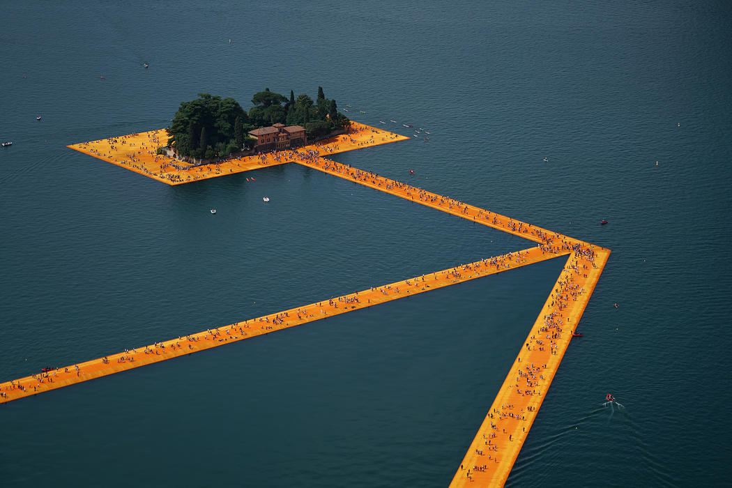 包覆巴黎凱旋門！地景藝術家Christo and Jeanne-Claude用銀藍布、紅繩重新打包