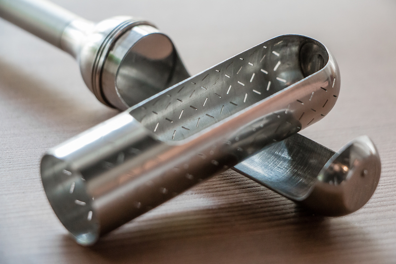 新時代茶派雅痞的必備茶器「初芳宇磁吸沏茶筆」！兼具直立收納、磁吸密合與攜帶便利性的簡約系質感配件