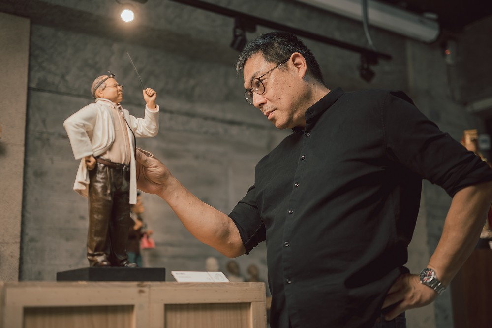 精巧皮雕藝術！台灣藝術家段安國「浮相」用皮革雕塑人偶呈現人生百態