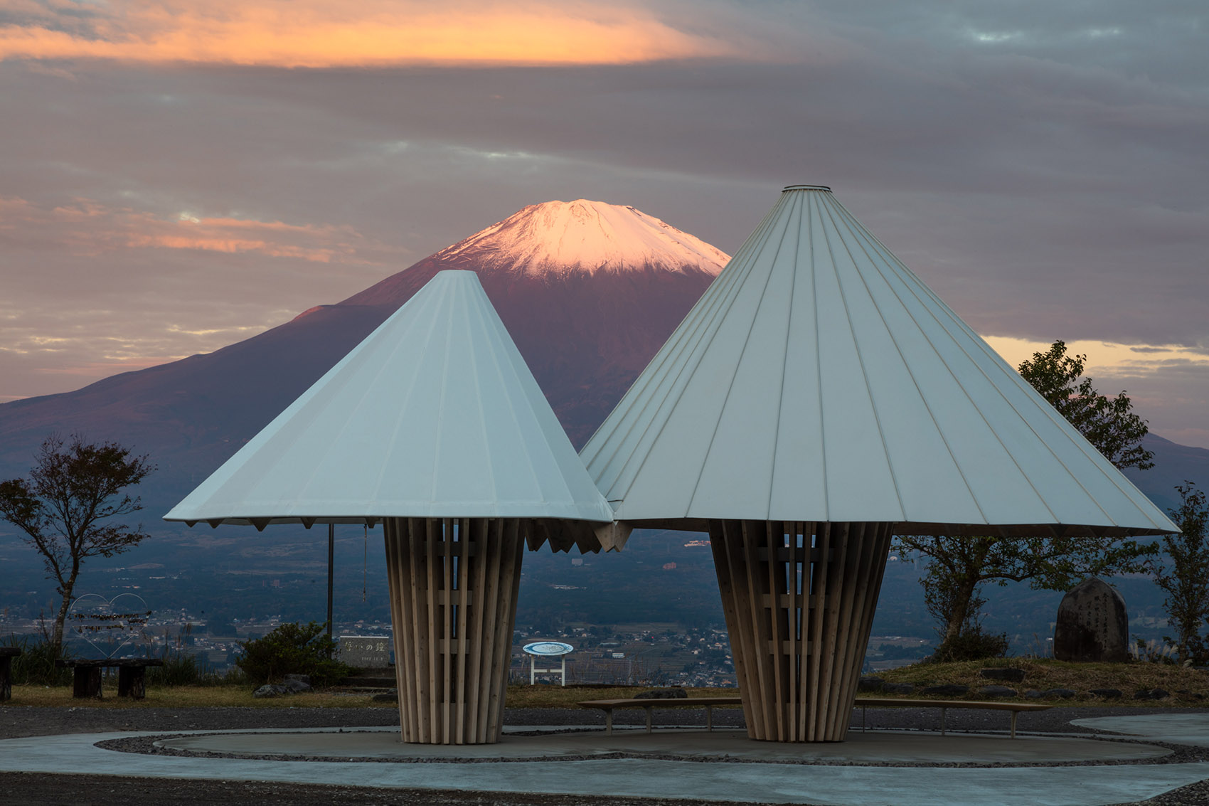 小富士山環繞！日本靜岡「誓言之丘公園」隈研吾打造雪白富士山造型涼亭 