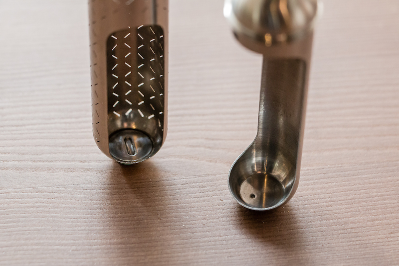 新時代茶派雅痞的必備茶器「初芳宇磁吸沏茶筆」！兼具直立收納、磁吸密合與攜帶便利性的簡約系質感配件