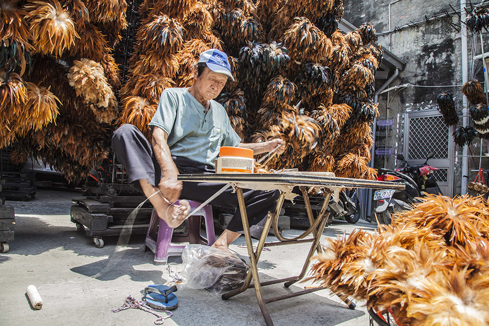 專訪 / 為雞毛撢子、木窗花找到新設計生命能量！台灣傳產工藝復興推手手手企業社設計師姜文中