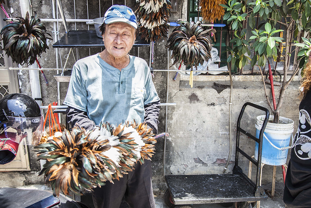 專訪 / 為雞毛撢子、木窗花找到新設計生命能量！台灣傳產工藝復興推手手手企業社設計師姜文中