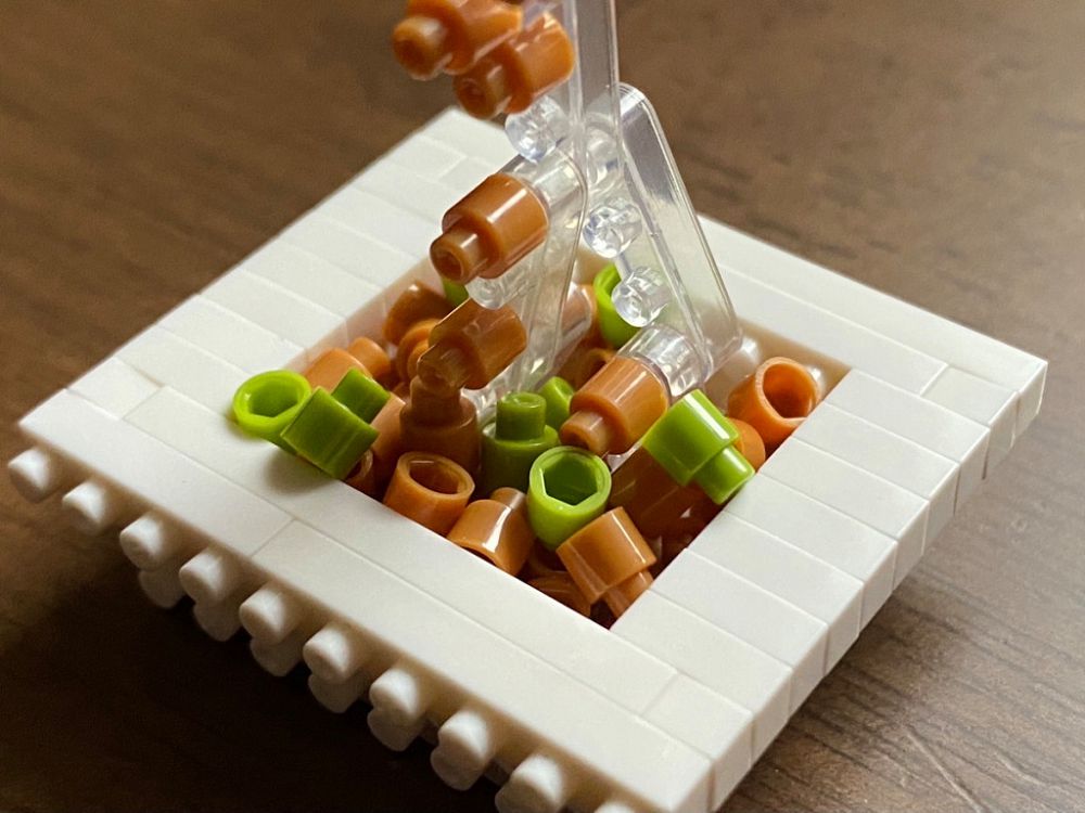 幽默日本迷你積木再進化！模擬夾起黏糊糊的納豆樂高 nanoblocks，連牽絲也不放過