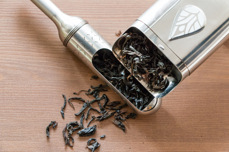 新時代茶派雅痞的必備茶器「初芳宇磁吸沏茶筆」！兼具直立收納、磁吸密合與攜帶便利性的簡約系質感配件