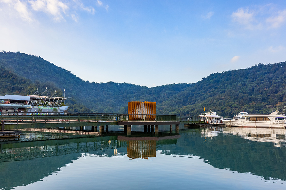 藝術家范承宗新作「築巢計畫 II 青背山雀」！南投日月潭畔現身自然工藝地景創作