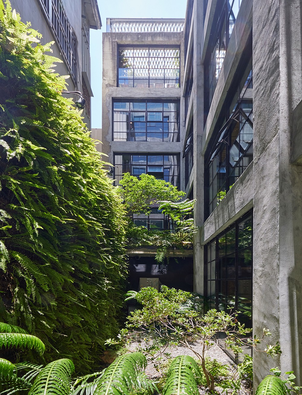 台南「南埕衖事」特色冰淇淋店！藤本壯介轉化台南巷弄成白色迷宮「衖 Lòng Stairs」