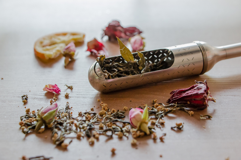 新時代茶派雅痞的必備茶器「初芳宇磁吸沏茶筆」！兼具直立收納、磁吸密合與攜帶便利性的簡約系質感配件