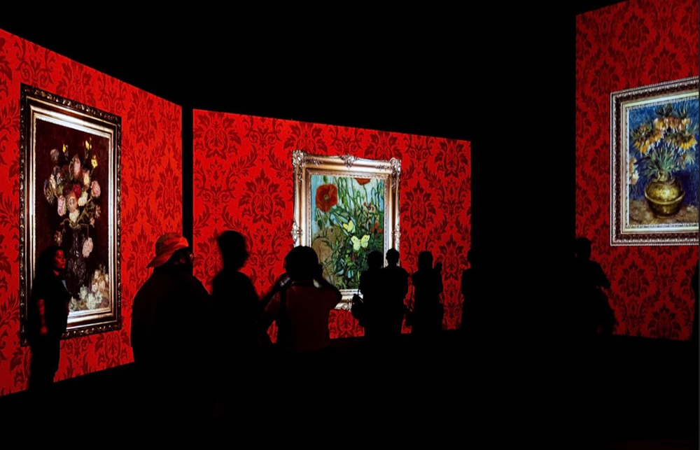 《再見梵谷-光影體驗展》移師高雄!新增瑰麗「紅色藝廊」經典畫作、空間更高大,3000 幅作品新面貌登場