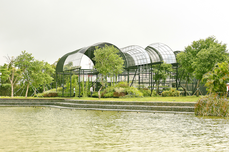 桃園農博「鼓勵好室 2 」衍序設計再出擊！主題「草生肥田」以野草綠意溫柔修復大地