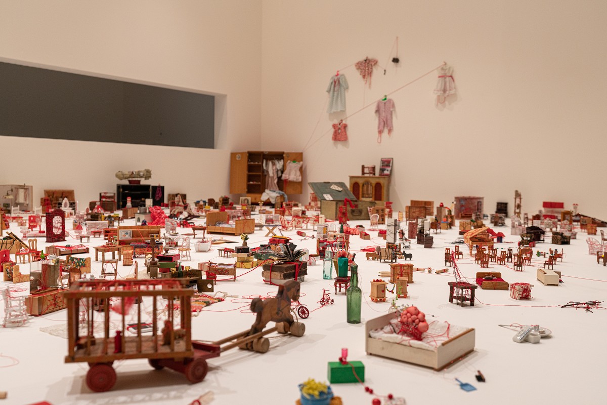 塩田千春《顫動的靈魂》北美館展覽亮點！集結黑紅織網裝置、繪畫等25年生涯創作