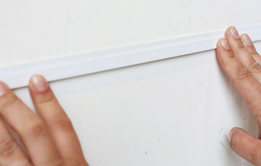 【DIY OK】便宜又快速！利用塑膠條自製你的相片牆