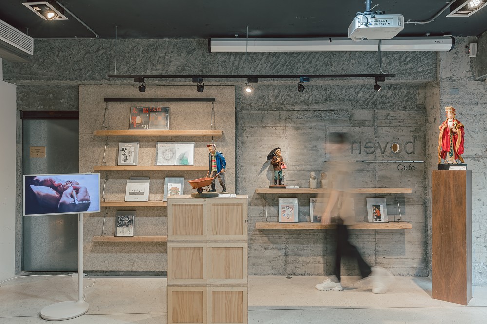 精巧皮雕藝術！台灣藝術家段安國「浮相」用皮革雕塑人偶呈現人生百態