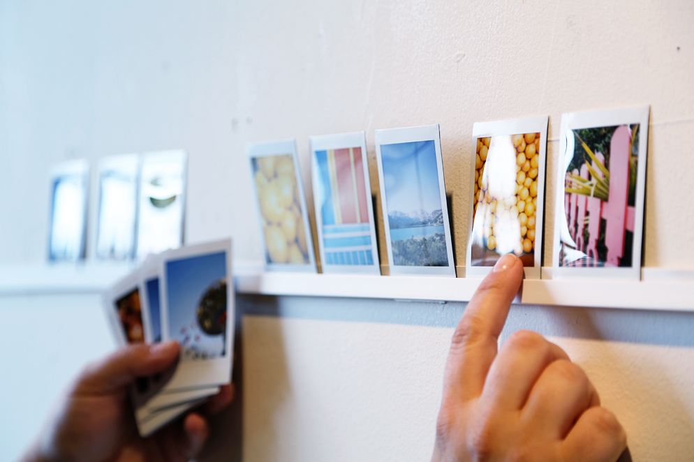 【DIY OK】便宜又快速！利用塑膠條自製你的相片牆