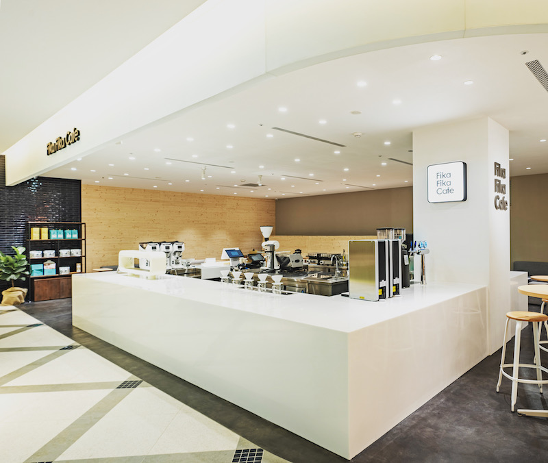 亞洲 50 間最佳咖啡店 Fika Fika 進駐遠百信義！純白簡約劇場式空間跨界出擊，拿鐵霜淇淋、威士忌咖啡上菜單