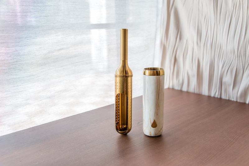 新時代茶派雅痞的必備茶器「初芳宇磁吸沏茶筆」！兼具直立收納、磁吸密合與攜帶便利性的簡約系質感配件