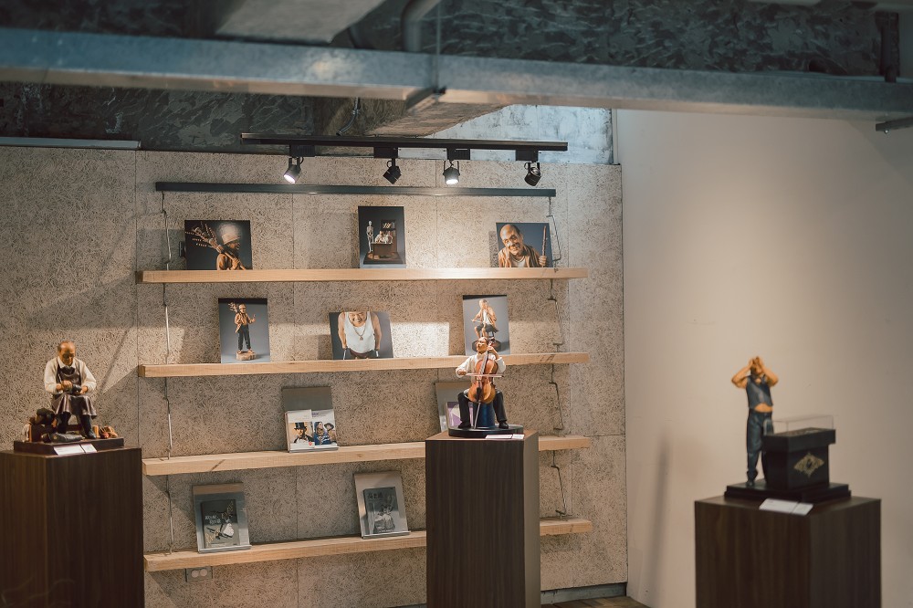 精巧皮雕藝術！台灣藝術家段安國「浮相」用皮革雕塑人偶呈現人生百態