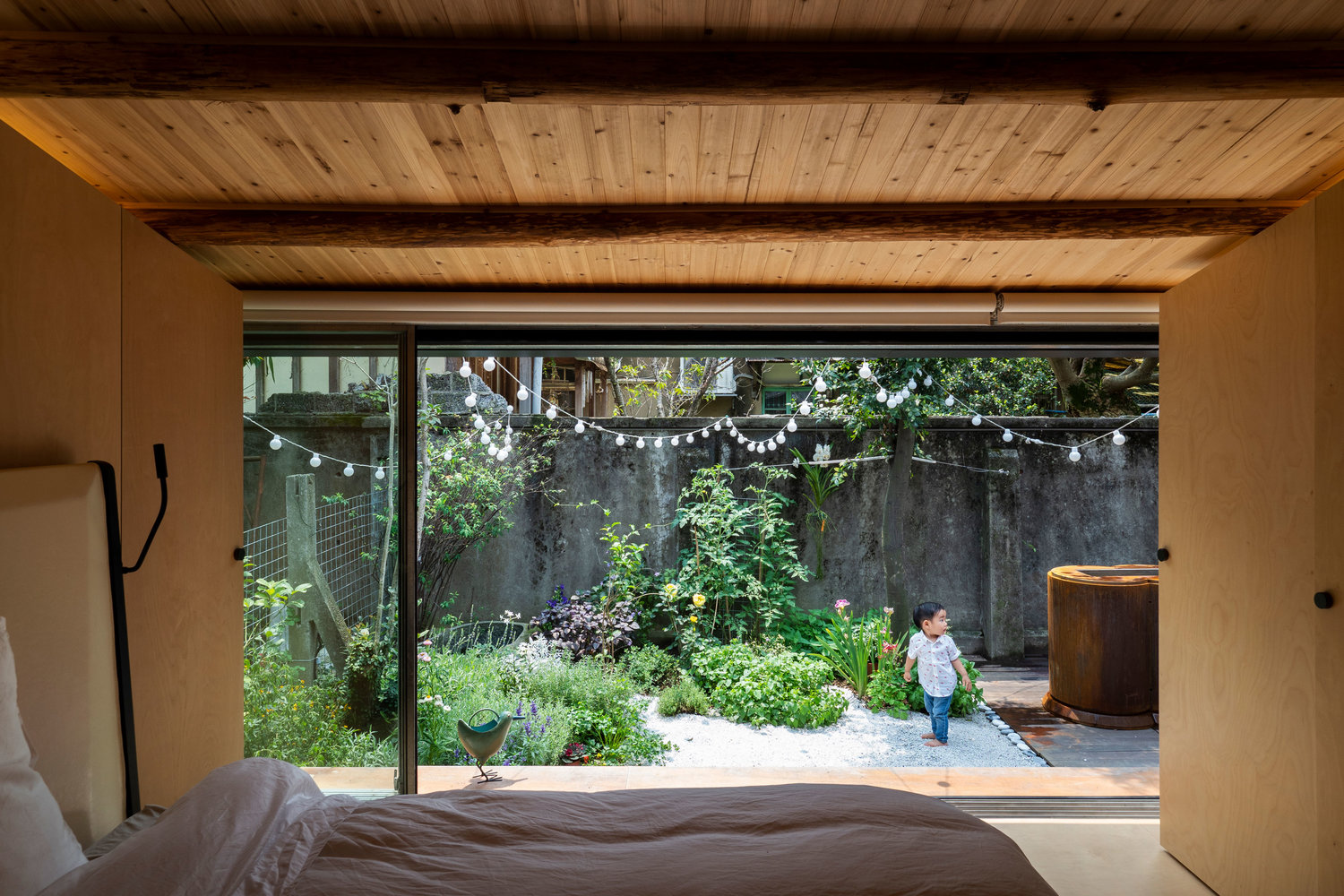 改造日治時期 90 年老陸軍宿舍的台北親子住宅！木造窗框混搭大理石、玻璃，好感綠意庭院誕生