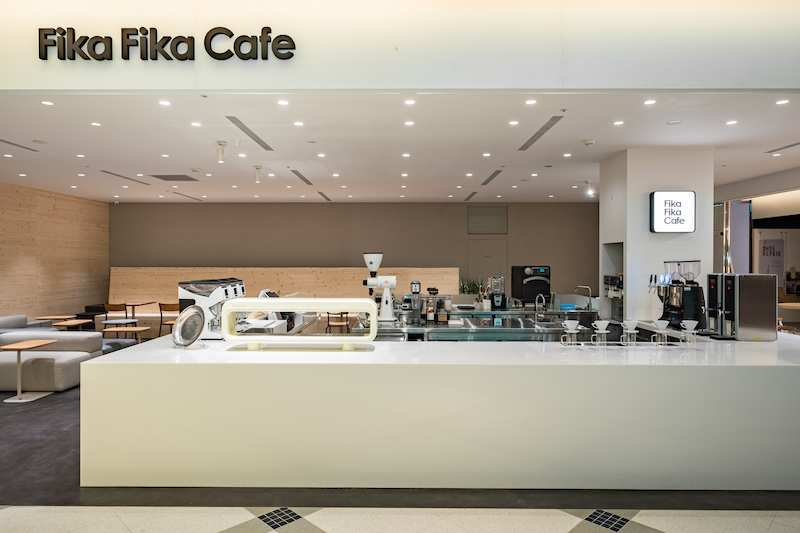 亞洲 50 間最佳咖啡店 Fika Fika 進駐遠百信義！純白簡約劇場式空間跨界出擊，拿鐵霜淇淋、威士忌咖啡上菜單