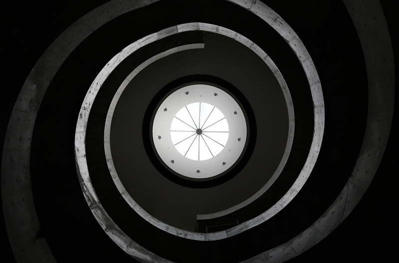 安藤忠雄又一新作!廣東「和美術館」以「圓」為主題,清水模雙螺旋階梯超吸睛