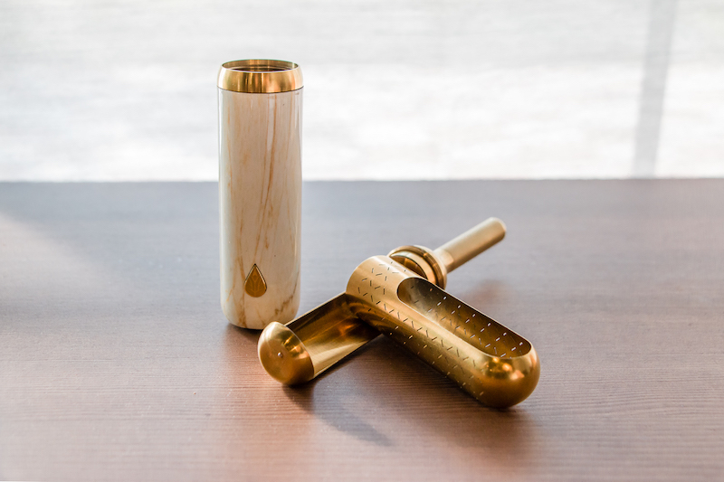 新時代茶派雅痞的必備茶器「初芳宇磁吸沏茶筆」！兼具直立收納、磁吸密合與攜帶便利性的簡約系質感配件