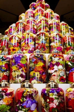 利用餐廳盤中裝飾花所堆起的另類生日蛋糕