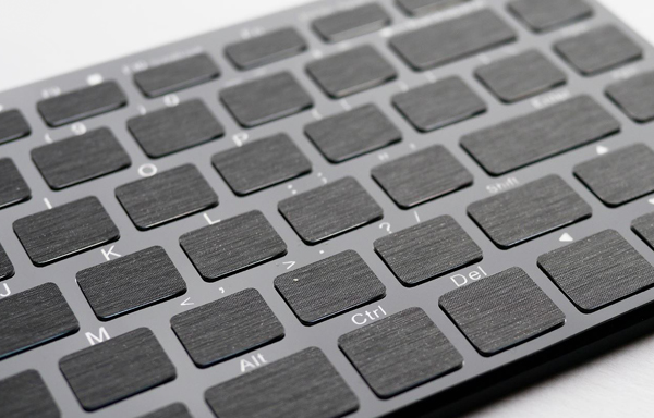 MAC或PC都能享受的鋁合金發光鍵盤 DEMON ART