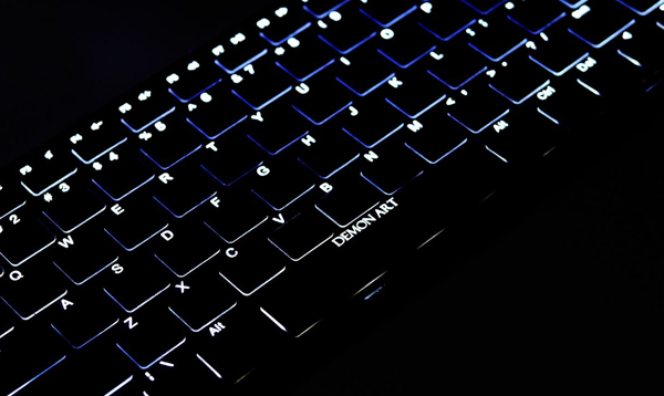 MAC或PC都能享受的鋁合金發光鍵盤 DEMON ART