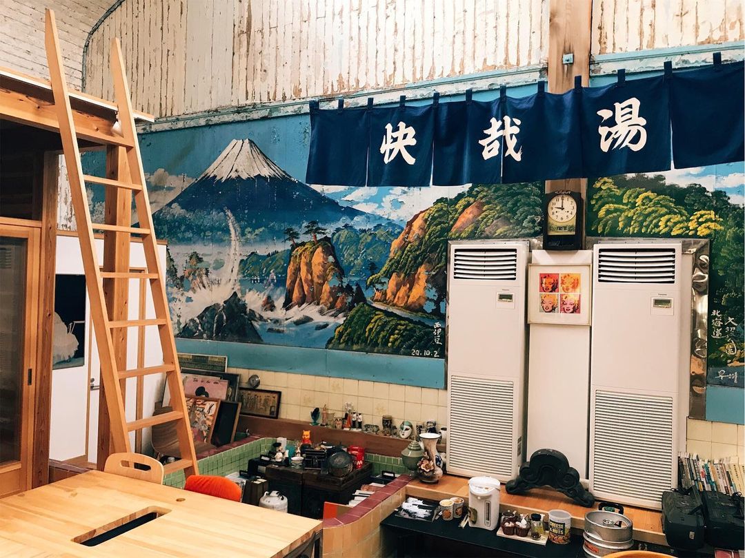 東京錢湯咖啡廳「レボン快哉湯」！90年老錢湯富士山壁畫、澡堂空間新生
