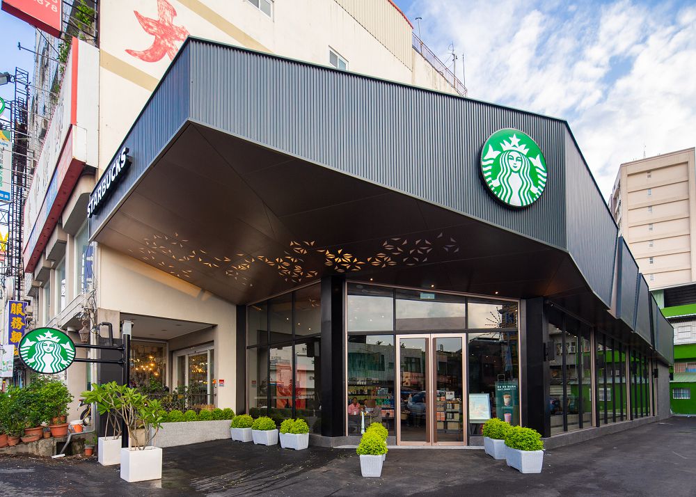 全台6間星巴克特色門市!以菸樓壁畫、戲曲格柵等在地文化為空間設計元素