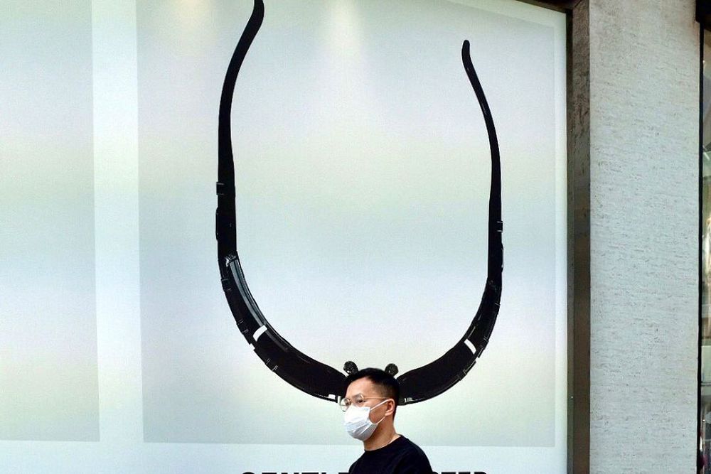 捕捉幽默街拍！香港街頭攝影師Edas Wong拍下爆炸頭樹景、路人長角的趣味作品