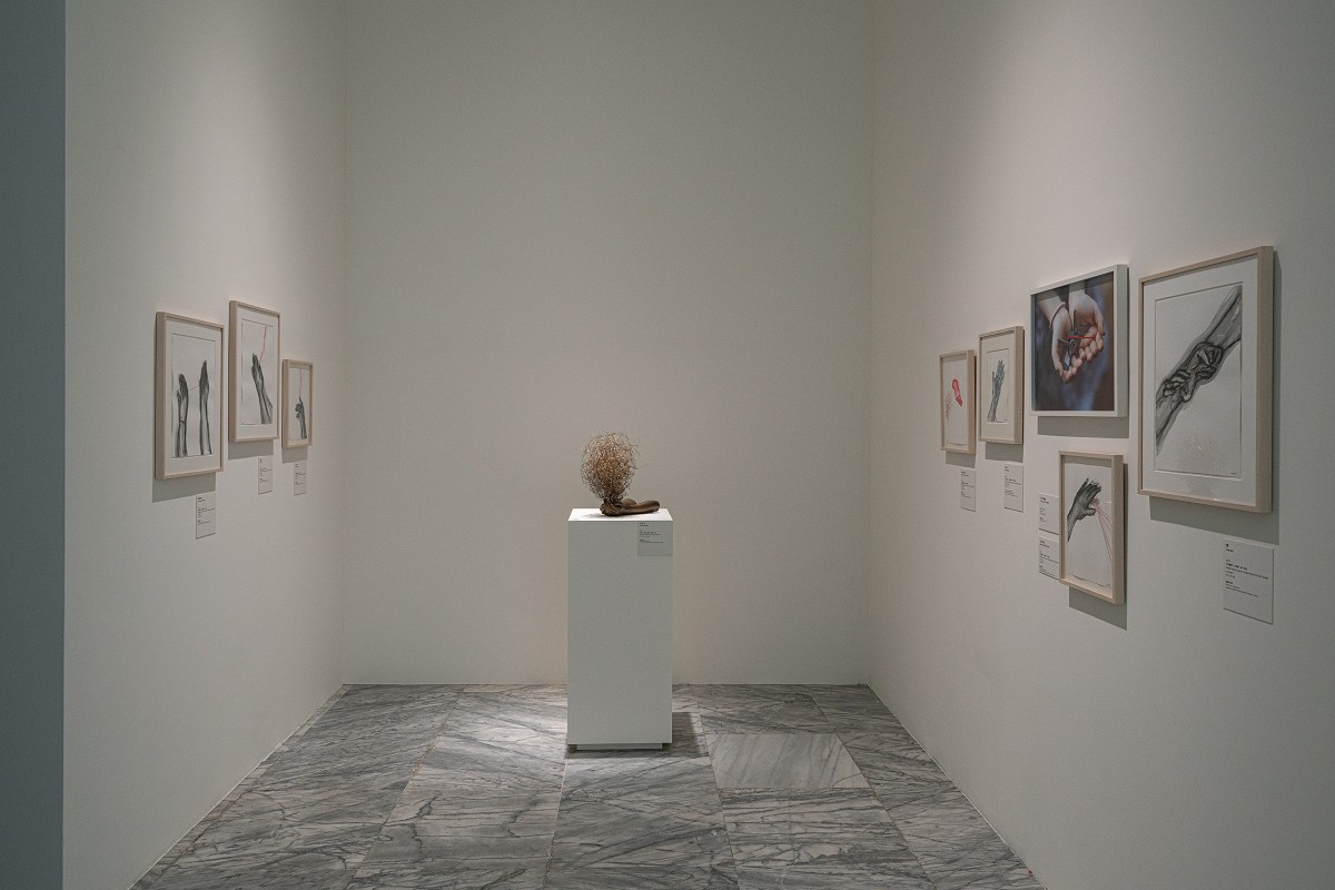 塩田千春《顫動的靈魂》北美館展覽亮點!集結黑紅織網裝置、繪畫等25年生涯創作