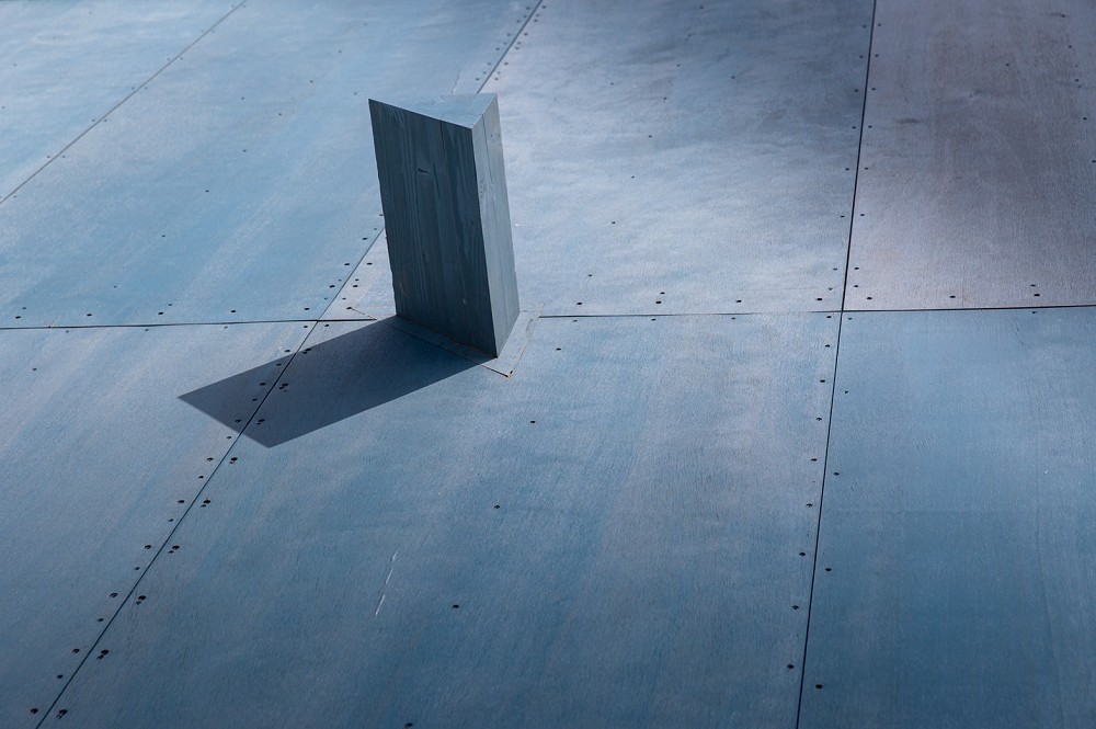 北美館《藍屋》戶外沉浸之所！灰藍木建築、波浪曲面地板演繹多重感知空間