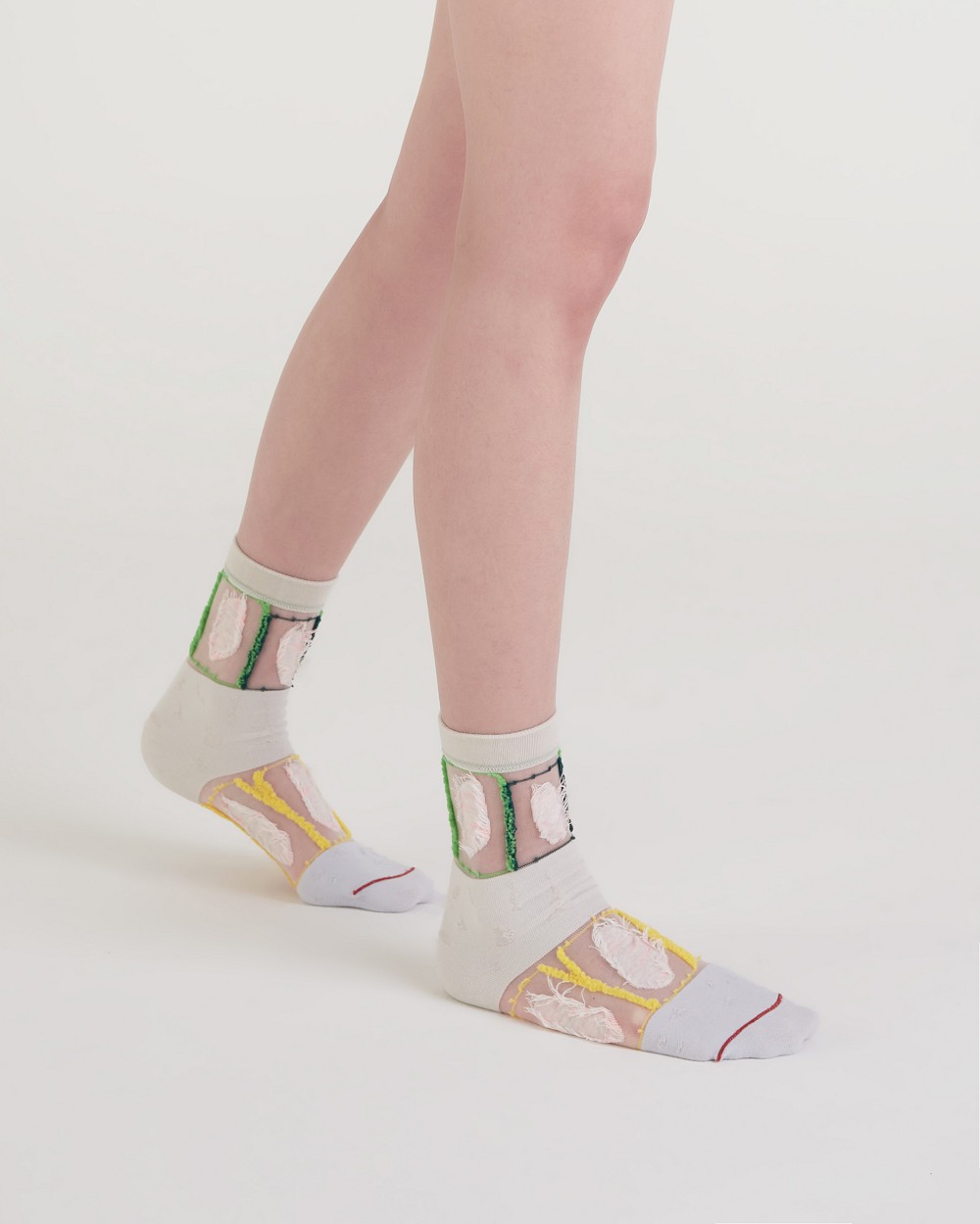 北美館與「＋10・加拾」創意襪著商品！以紗線交織台灣畫家陳幸婉與薛保瑕抽象筆觸