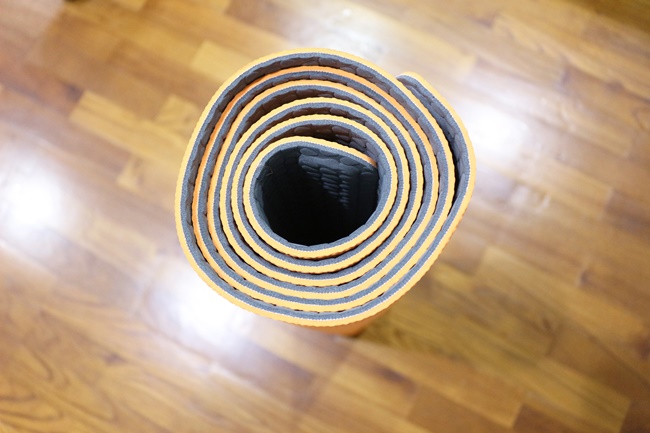 懶惰萬歲！會自己捲起收好的瑜珈墊 yoyo mats