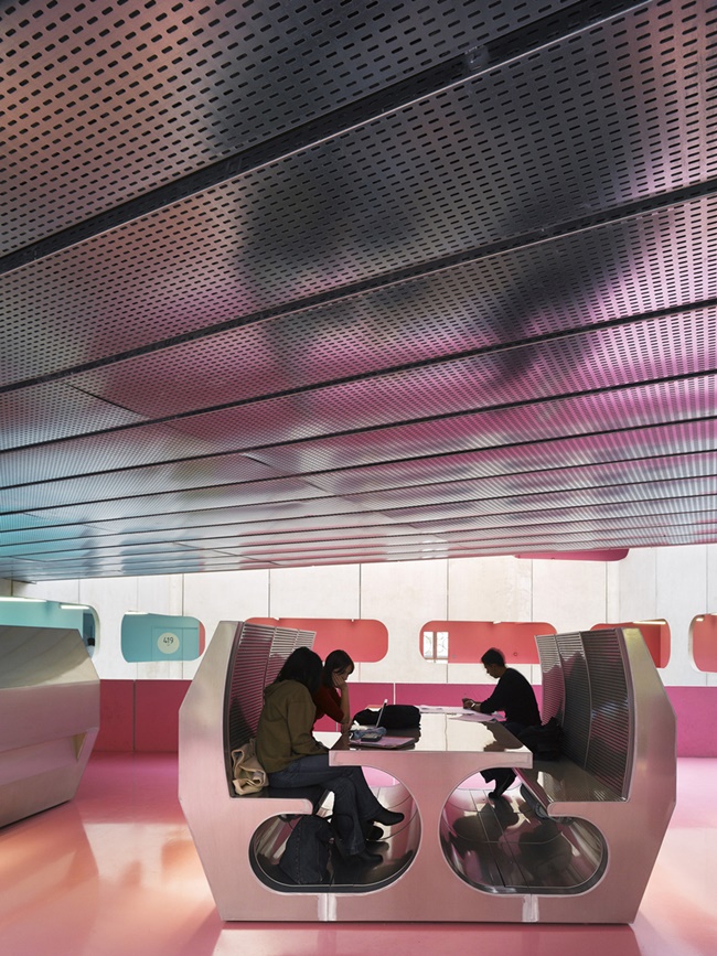 教室化身 PANTONE 世界！顏色就是你最佳的方向指引