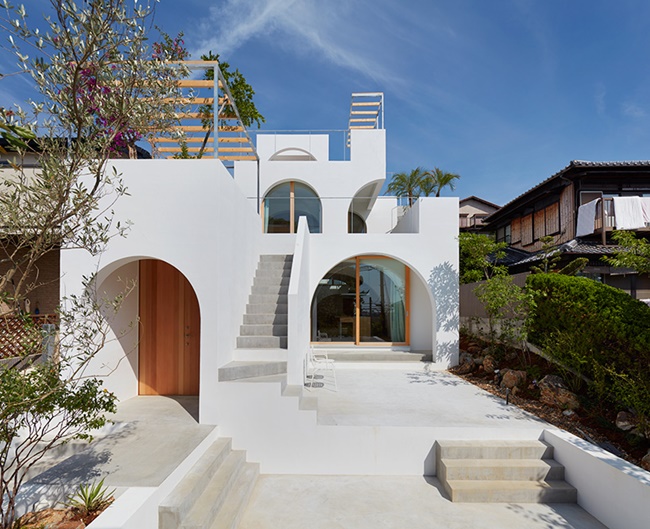 這不是在歐洲！位於日本神戶的純白色羅馬式立面住宅