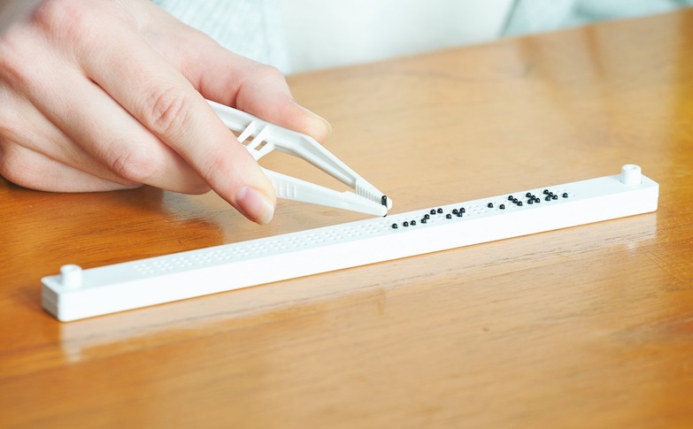 視障朋友福音，簡易型點字印表機能輕易產出點字標籤！