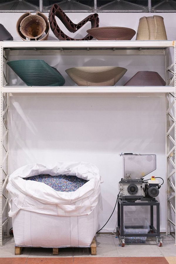 把家中塑膠垃圾帶來，The New Raw 團隊幫你把 3D 列印家具帶到街上