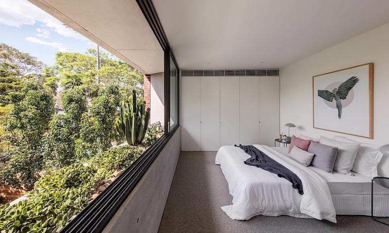 陽光灑落的清水模階梯！令人稱羨的澳洲郊野日光庭院住宅