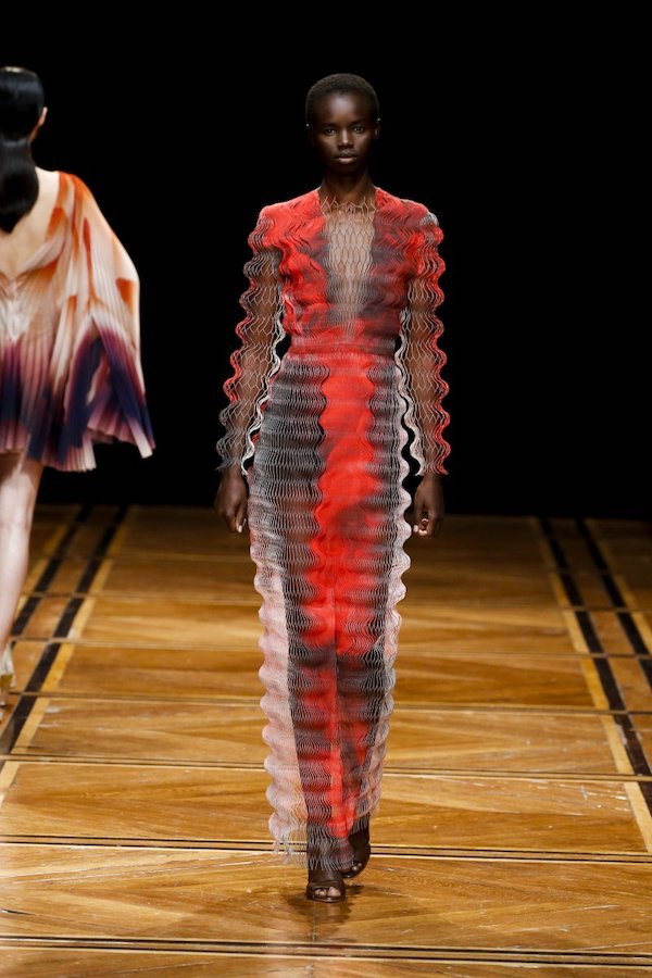 如花瓣、雲朵般夢幻縹緲流動!荷蘭設計師Iris van Herpen打造怪美的科幻感高級訂製服