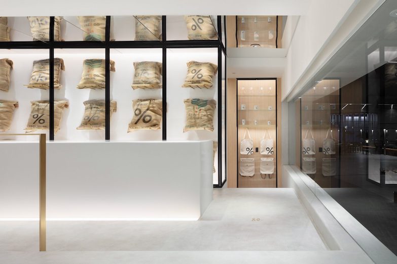 防止眼神交流的 % ARABICA 咖啡店?Nendo 於科威特創意打造符合風俗民情的咖啡空間