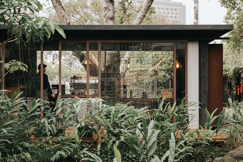 新竹秘境咖啡館「東厚食 Café」！開放式舊貨櫃吧台 X 綠意幽微小徑，置身喧囂城中的自然原野