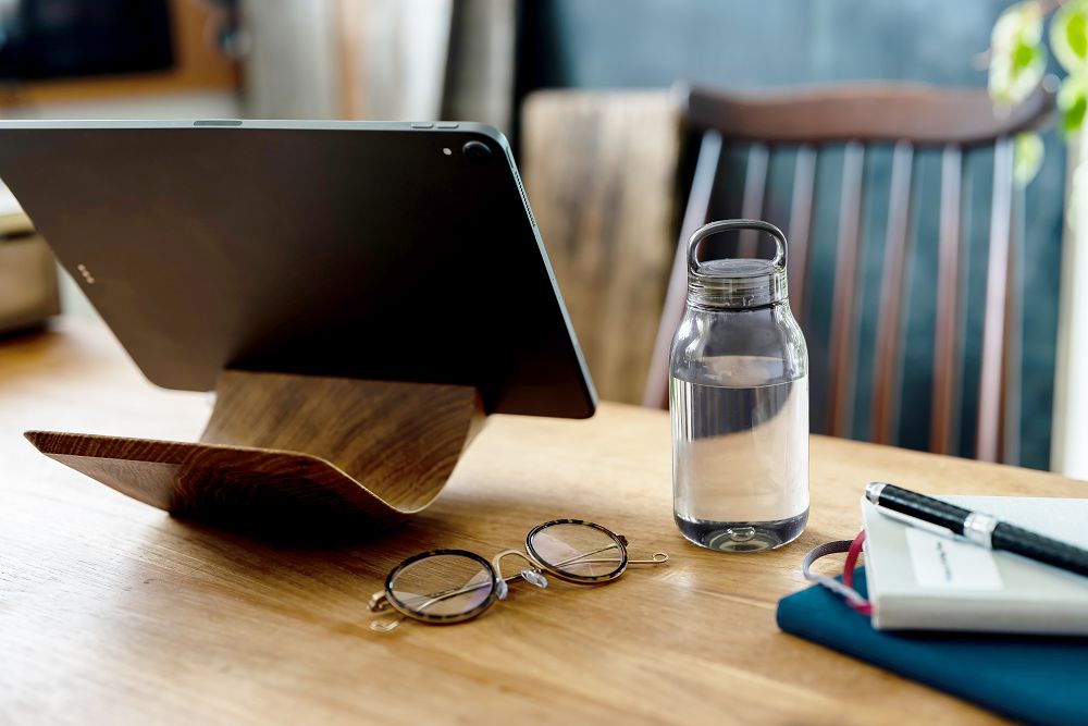 日本設計大師柴田文江再度操刀 KINTO！極簡透視感輕水瓶 WATER BOTTLE 以礦石色詮釋飲具