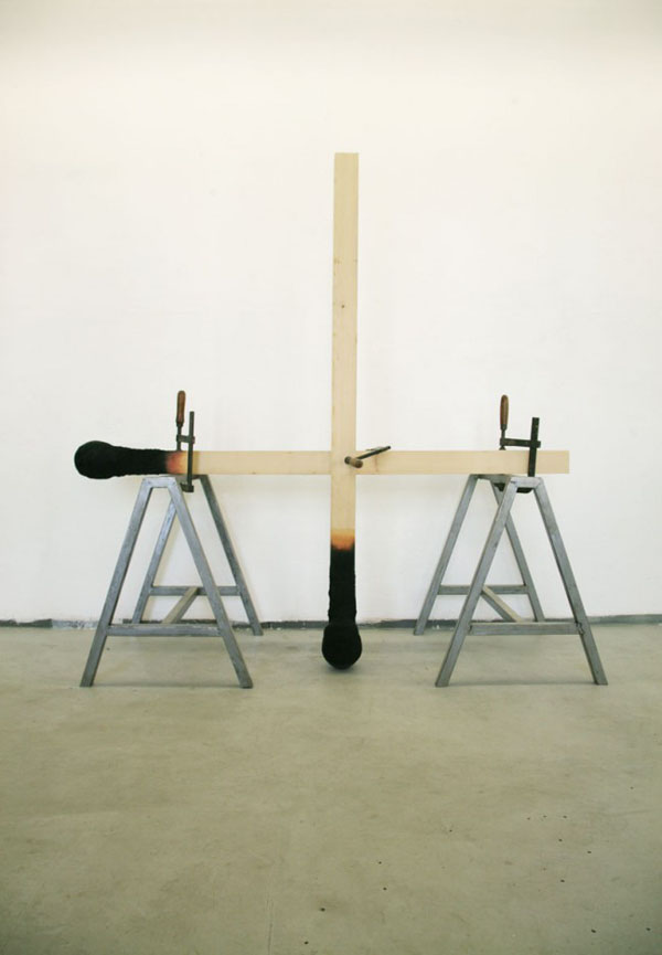 貼切闡述上班族倦怠疲憊的火柴人雕塑