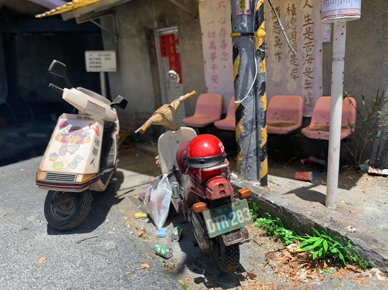 縮小版台灣日常風景!微縮模型大師鄭鴻展超擬真「烏來公車亭」創作,像到分不清真假