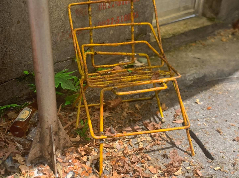 縮小版台灣日常風景!微縮模型大師鄭鴻展超擬真「烏來公車亭」創作,像到分不清真假