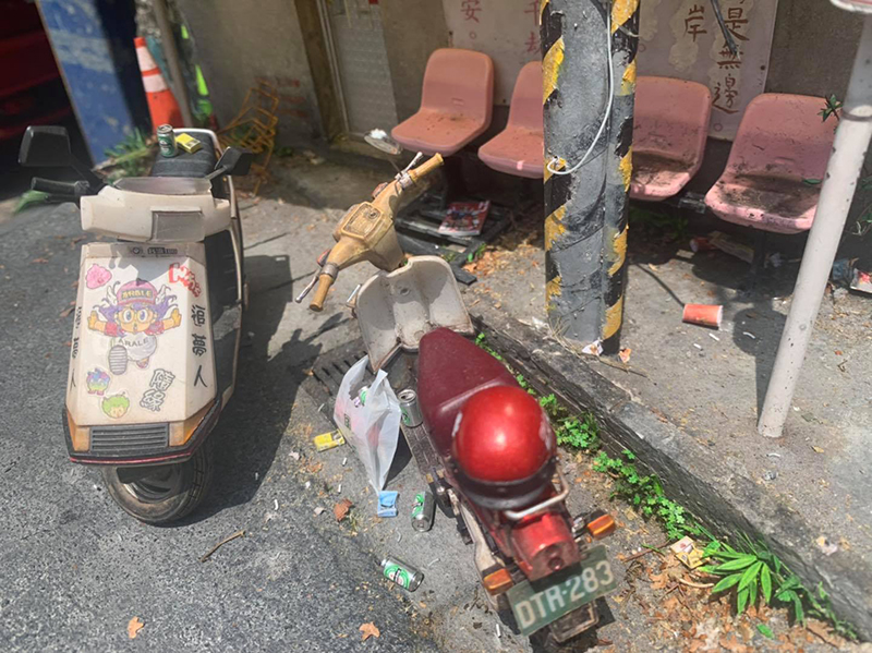 縮小版台灣日常風景!微縮模型大師鄭鴻展超擬真「烏來公車亭」創作,像到分不清真假