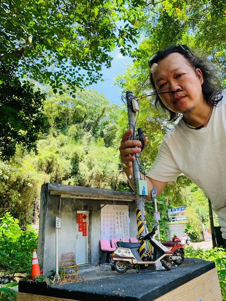 縮小版台灣日常風景!微縮模型大師鄭鴻展超擬真「烏來公車亭」創作,像到分不清真假