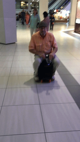 奔馳吧！電動登機箱讓你快意馳騁在各國機場中